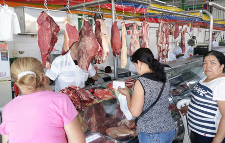 Mesa con vendedores del pabellón de carnes y plaza